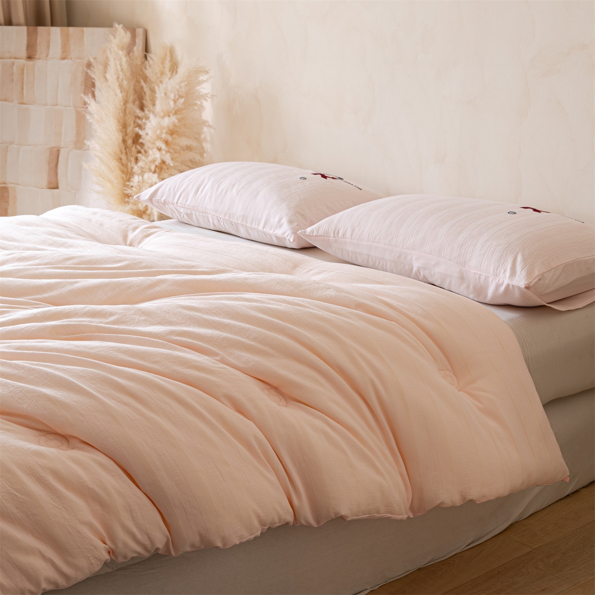 91家纺网 家纺一手货源 找家纺 宝士康家纺 2025新品提花锁温秋冬被/被芯/冬被/跨境外贸 粉色