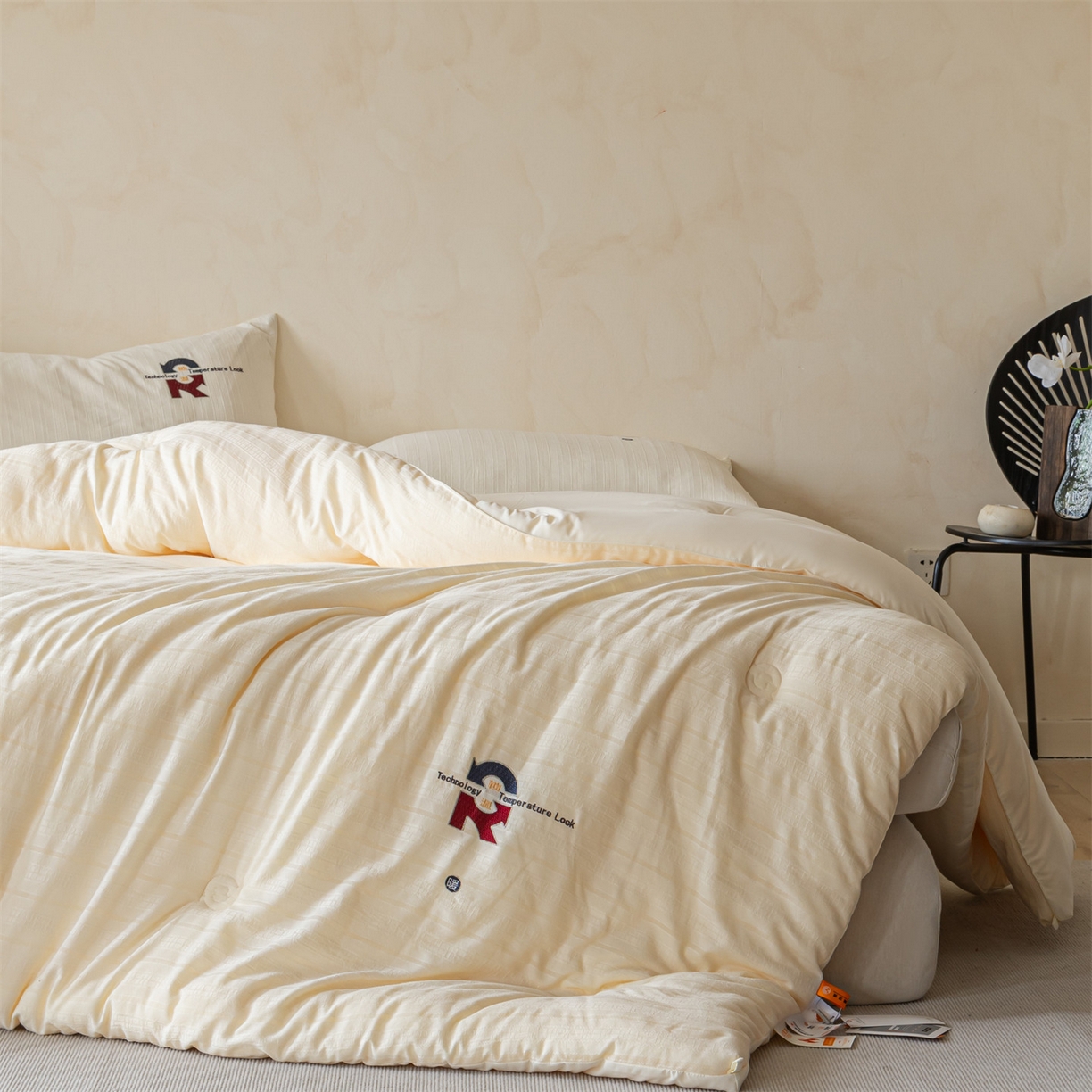 91家纺网 家纺一手货源 找家纺 宝士康家纺 2025新品提花锁温秋冬被/被芯/冬被/跨境外贸 奶白