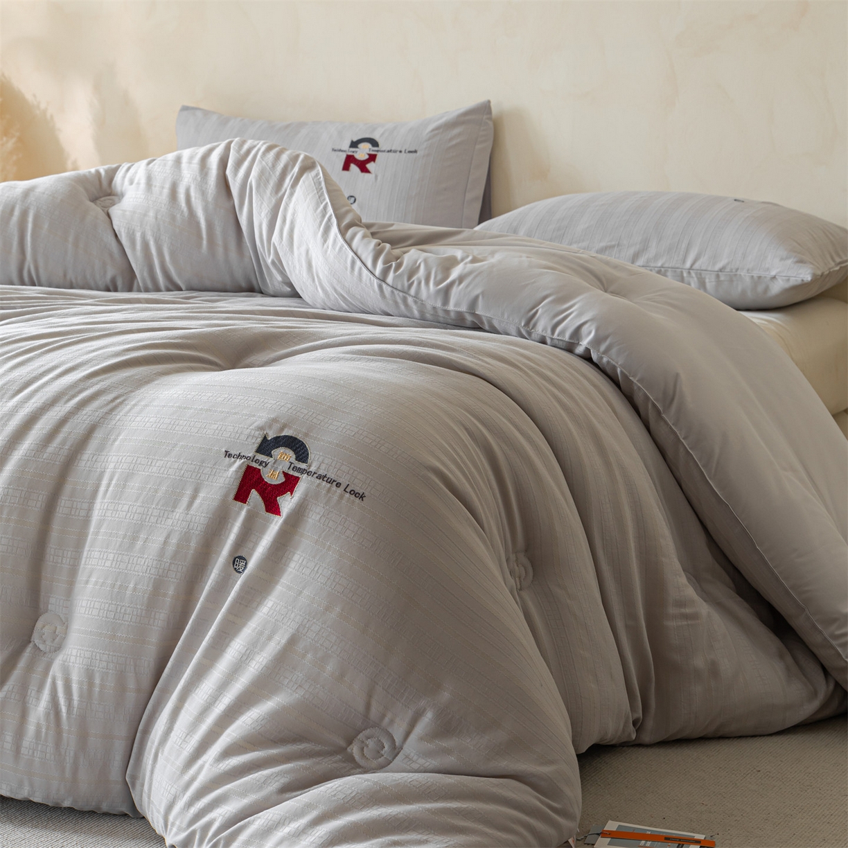 91家纺网 家纺一手货源 找家纺 宝士康家纺 2025新品提花锁温秋冬被/被芯/冬被/跨境外贸 浅灰