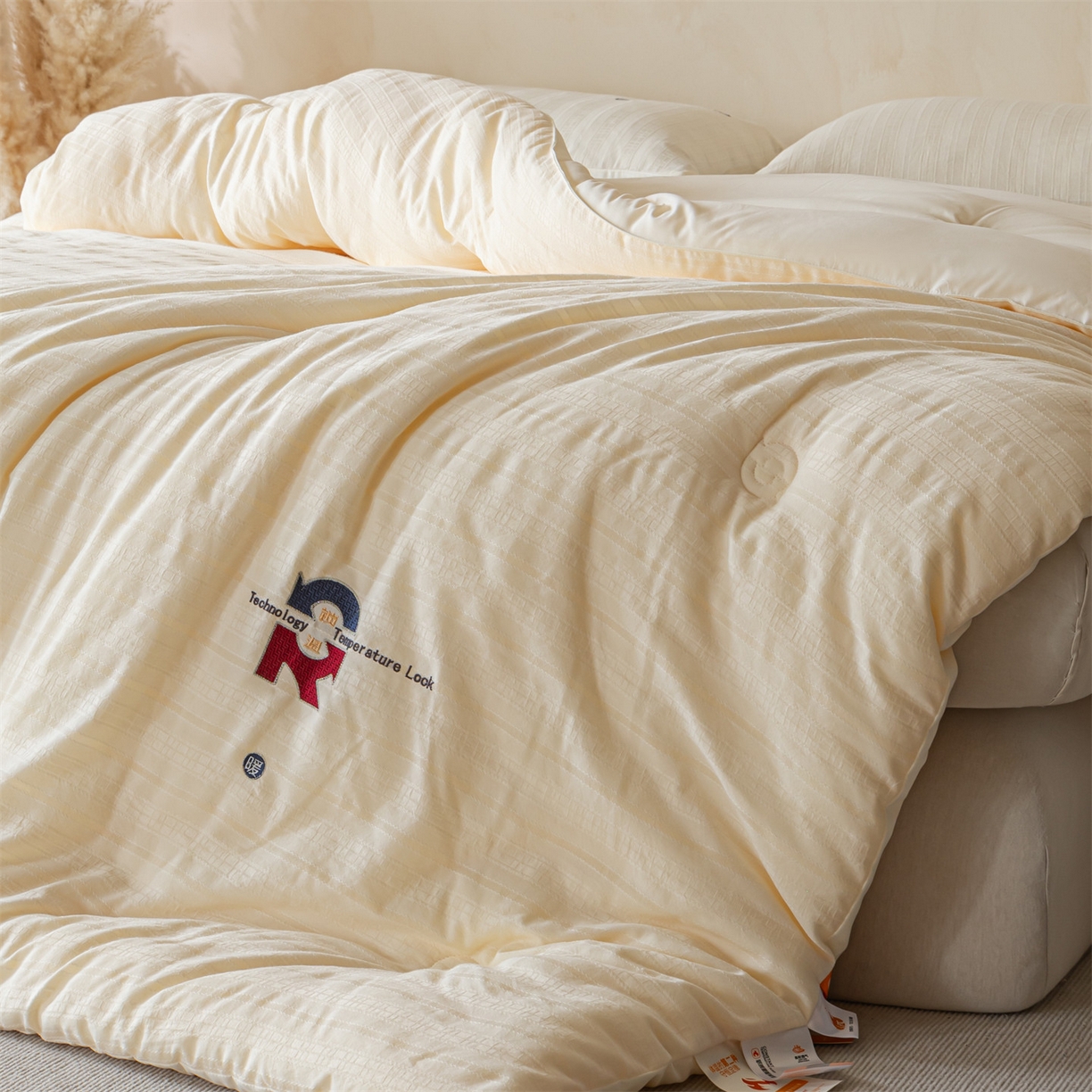 91家纺网 家纺一手货源 找家纺 宝士康家纺 2025新品提花锁温秋冬被/被芯/冬被/跨境外贸 奶白