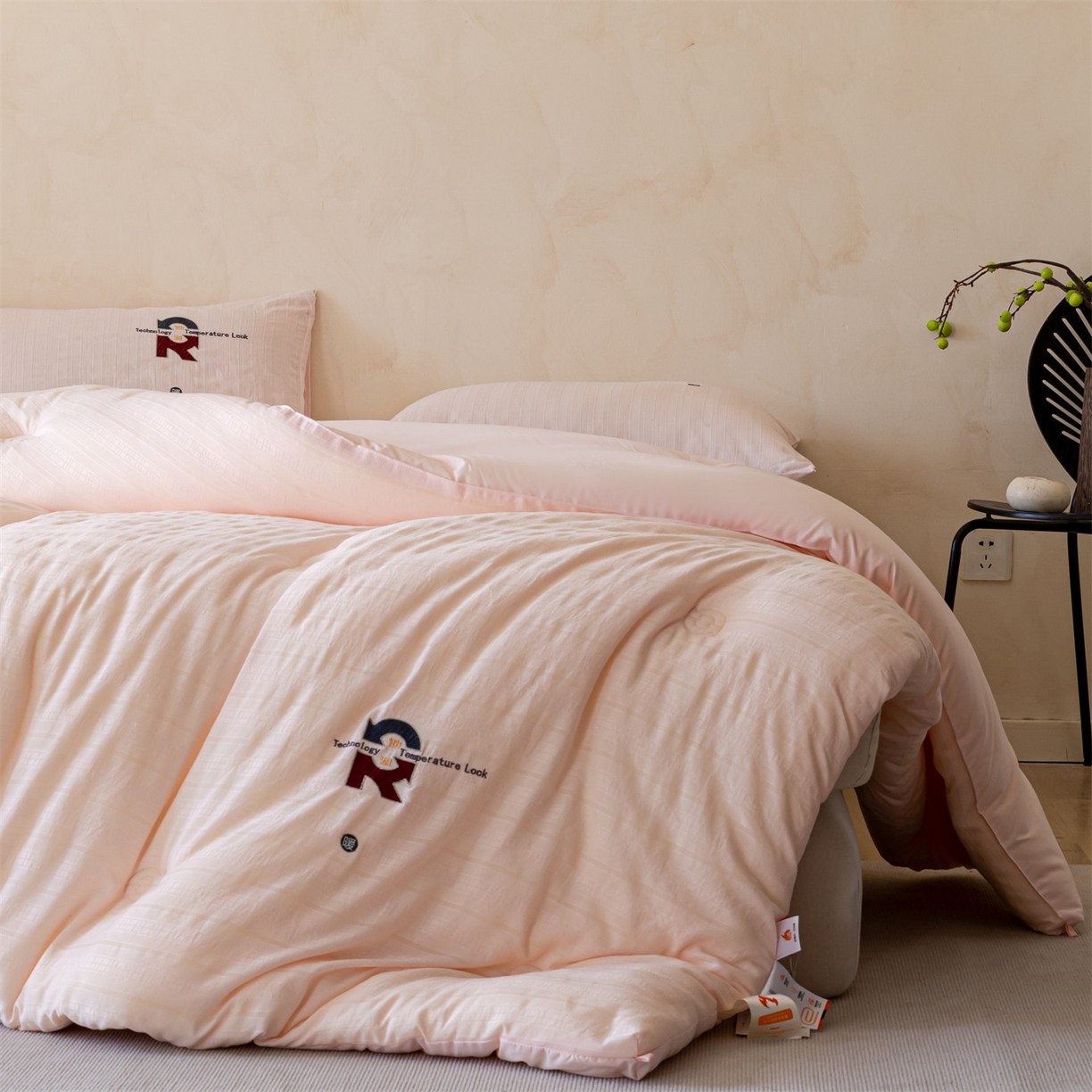 91家纺网 家纺一手货源 找家纺 宝士康家纺 2025新品提花锁温秋冬被/被芯/冬被/跨境外贸 粉色