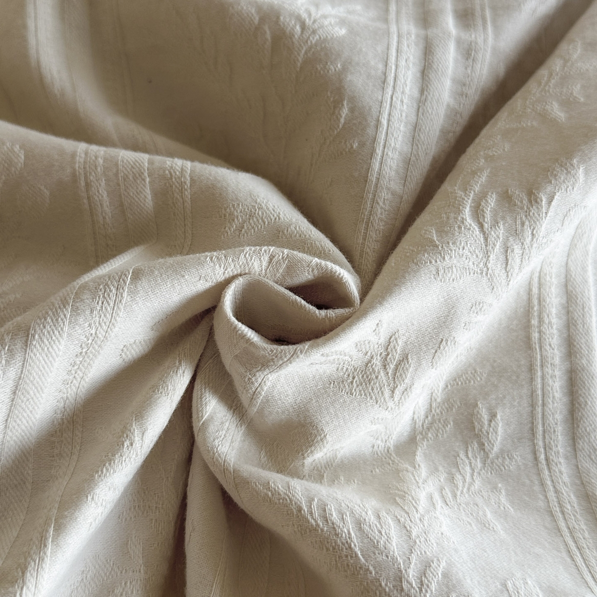 91家纺网 家纺一手货源 找家纺 宜代光年 2025新款厚织全棉大提花系列四件套 森蔓-奶白