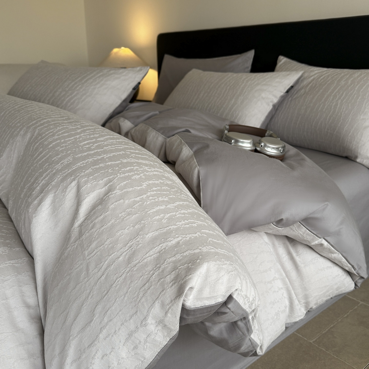 91家纺网 家纺一手货源 找家纺 宜代光年 2025新款厚织全棉大提花系列四件套 雨迢迢-紫灰