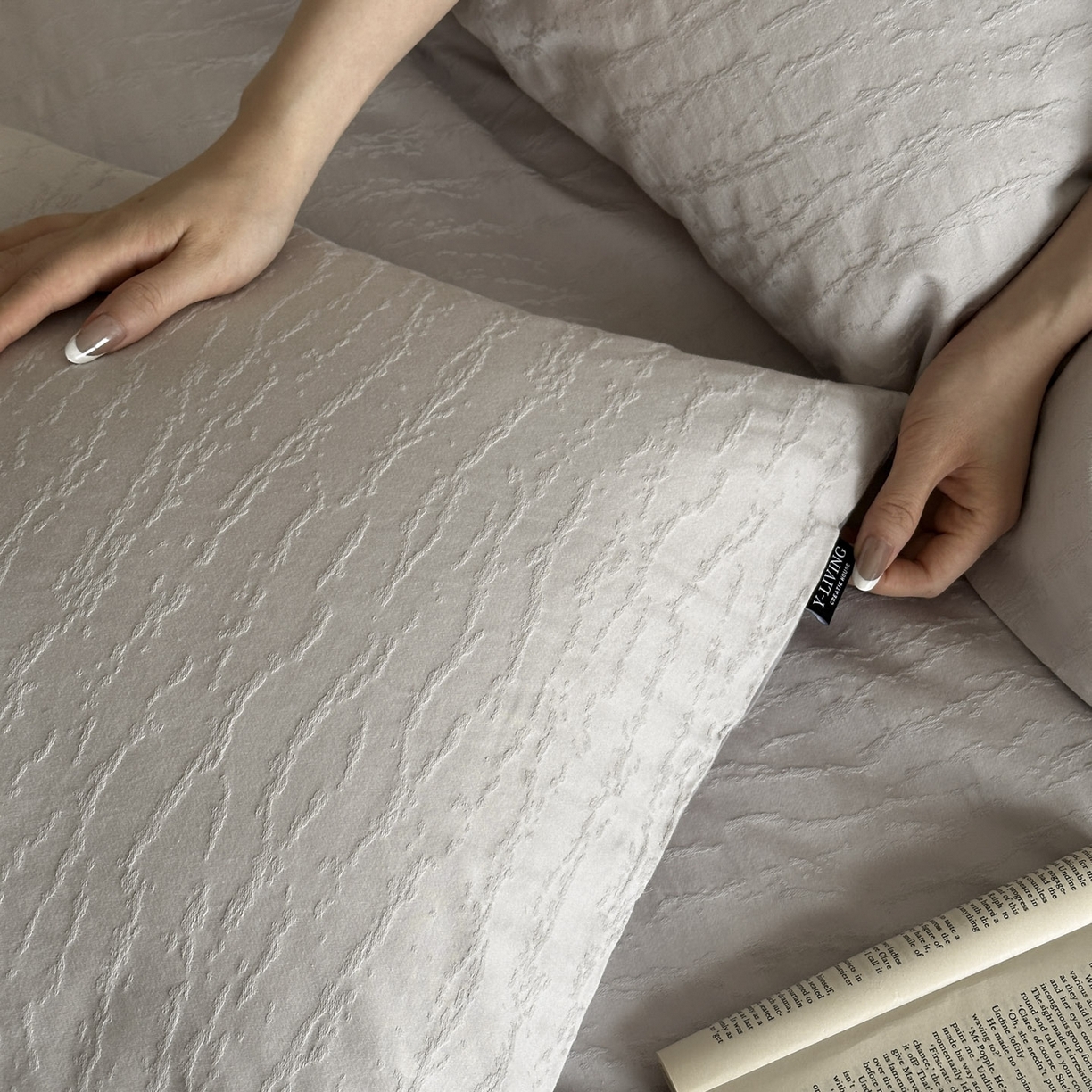 91家纺网 家纺一手货源 找家纺 宜代光年 2025新款厚织全棉大提花系列四件套 雨迢迢-紫灰