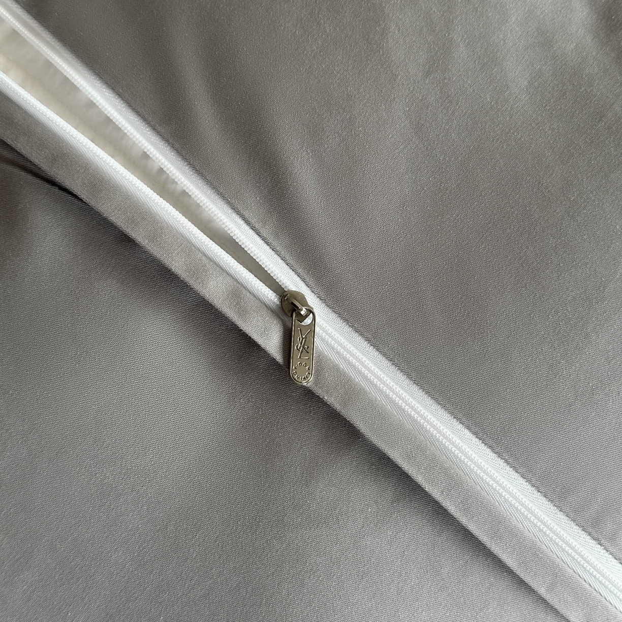 91家纺网 家纺一手货源 找家纺 宜代光年 2025新款厚织全棉大提花系列四件套 雨迢迢-紫灰