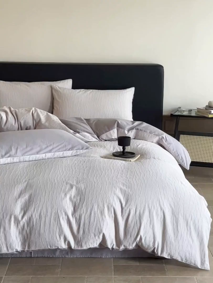 91家纺网 家纺一手货源 找家纺 宜代光年 2025新款厚织全棉大提花系列四件套 雨迢迢-紫灰