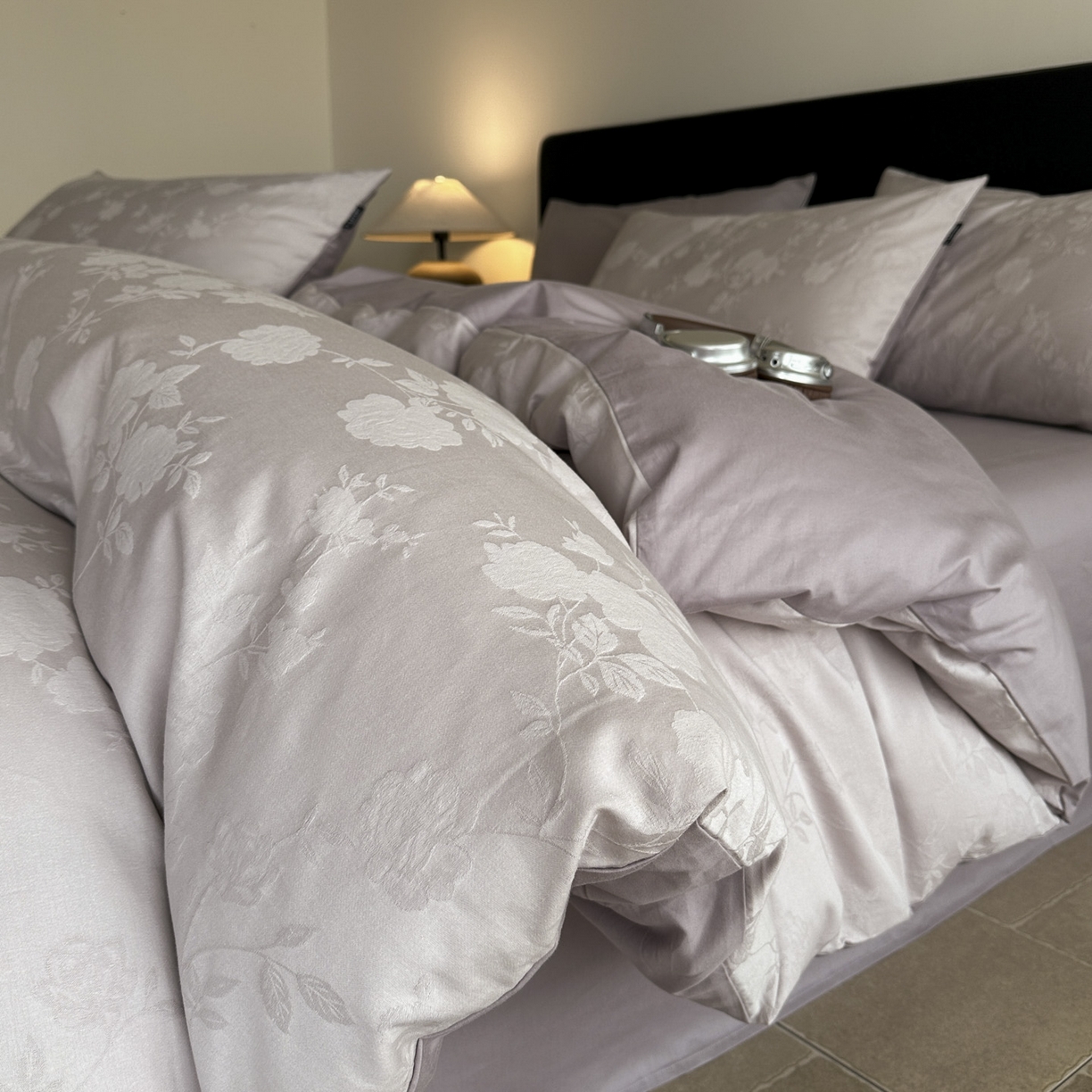 91家纺网 家纺一手货源 找家纺 宜代光年 2025新款厚织全棉大提花系列四件套 荔云花-浅紫