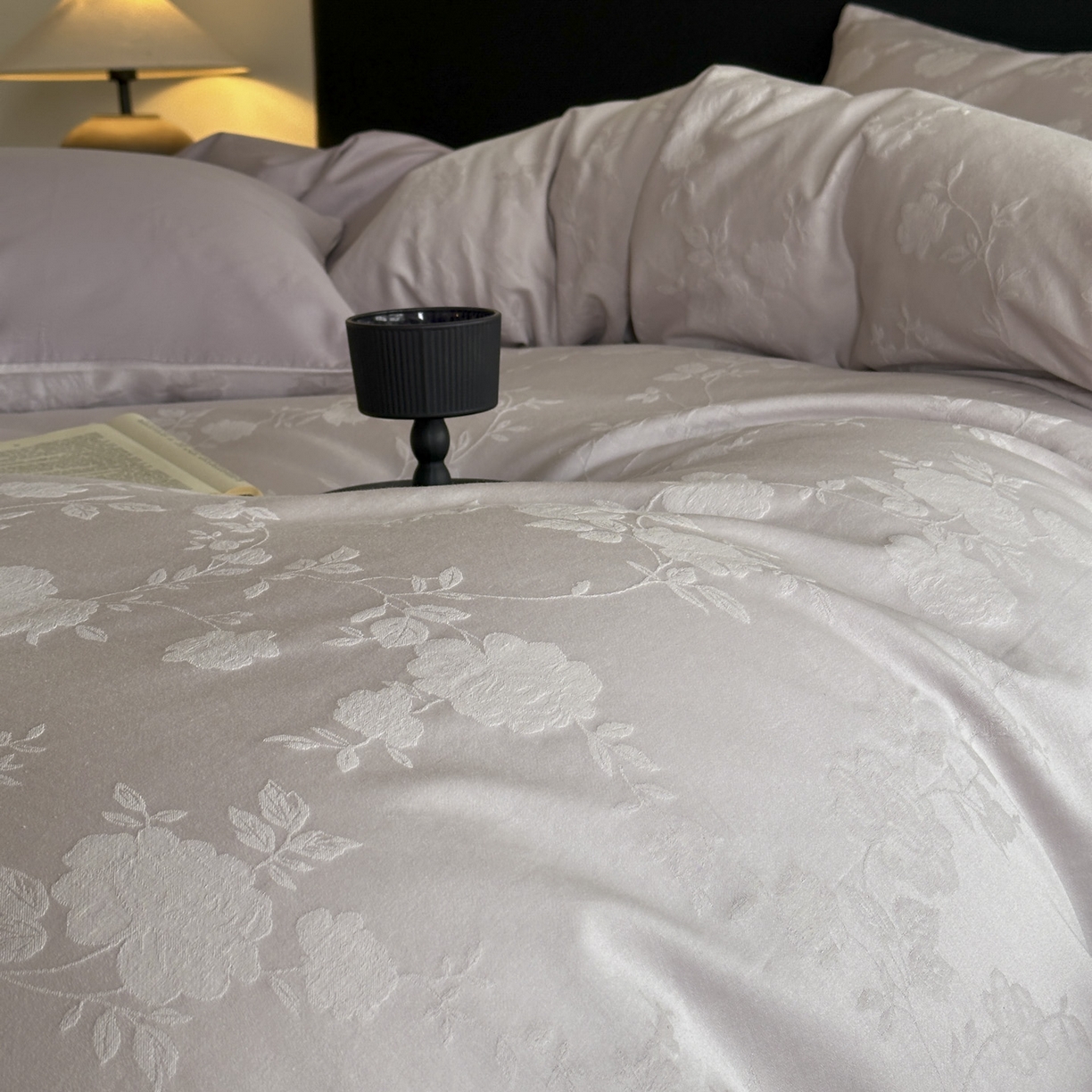 91家纺网 家纺一手货源 找家纺 宜代光年 2025新款厚织全棉大提花系列四件套 荔云花-浅紫