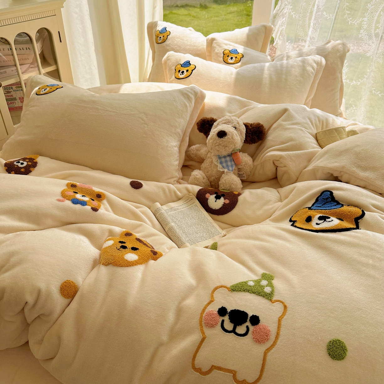 91家纺网 家纺一手货源 找家纺 梵克保罗 2025新款A类牛奶绒毛巾绣四件套（包含买家秀） 趣味熊-奶白