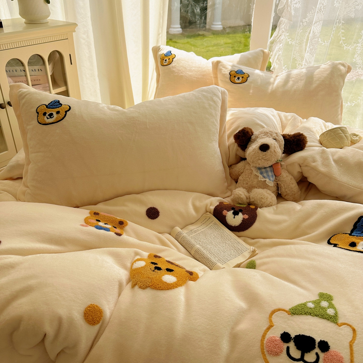 91家纺网 家纺一手货源 找家纺 梵克保罗 2025新款A类牛奶绒毛巾绣四件套（包含买家秀） 趣味熊-奶白