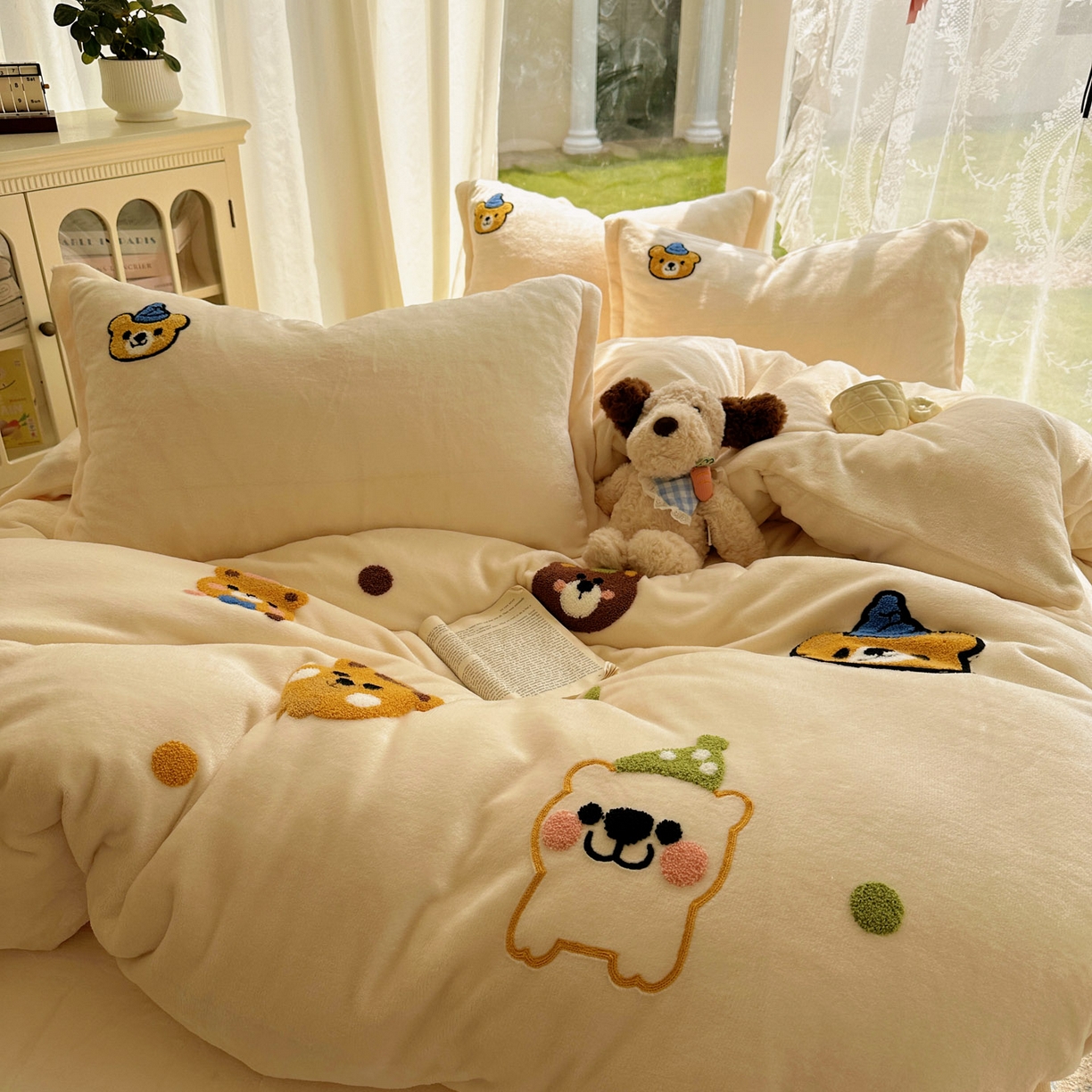 91家纺网 家纺一手货源 找家纺 梵克保罗 2025新款A类牛奶绒毛巾绣四件套（包含买家秀） 趣味熊-奶白