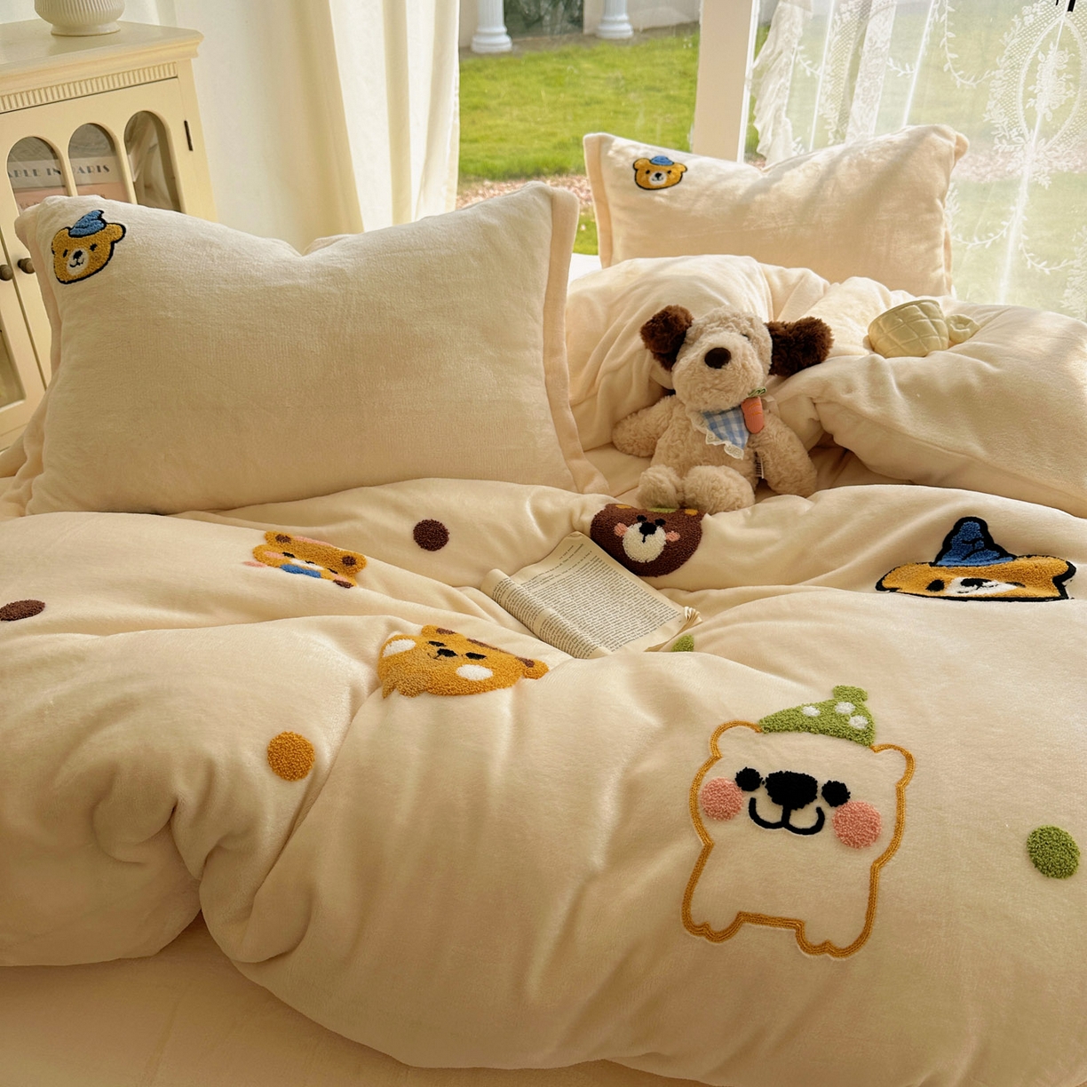 91家纺网 家纺一手货源 找家纺 梵克保罗 2025新款A类牛奶绒毛巾绣四件套（包含买家秀） 趣味熊-奶白