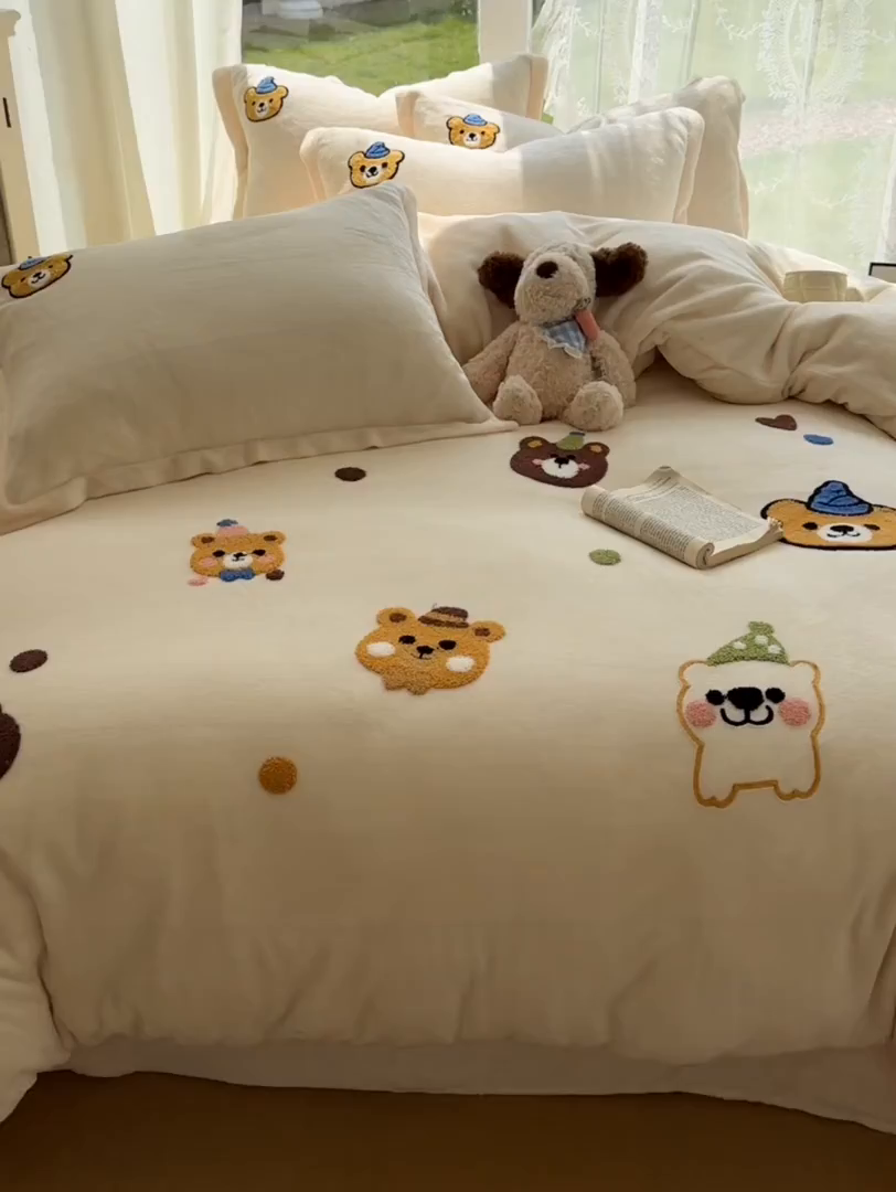 91家纺网 家纺一手货源 找家纺 梵克保罗 2025新款A类牛奶绒毛巾绣四件套（包含买家秀） 趣味熊-奶白