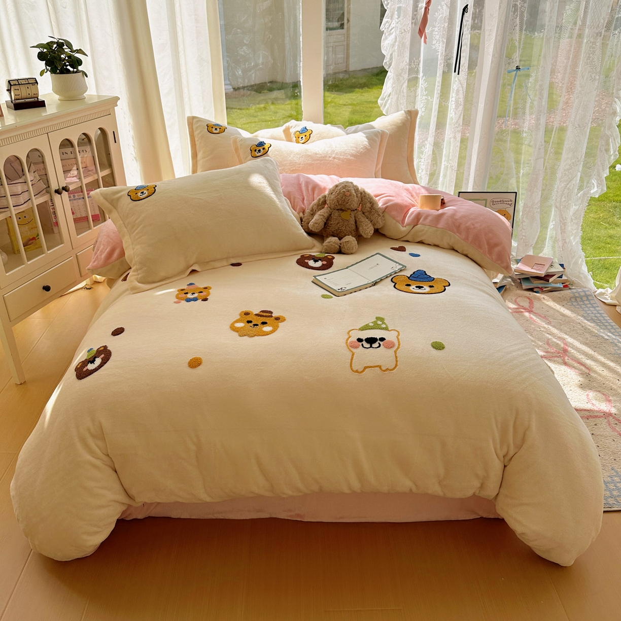 91家纺网 家纺一手货源 找家纺 梵克保罗 2025新款A类牛奶绒毛巾绣四件套（包含买家秀） 趣味熊-奶白+粉