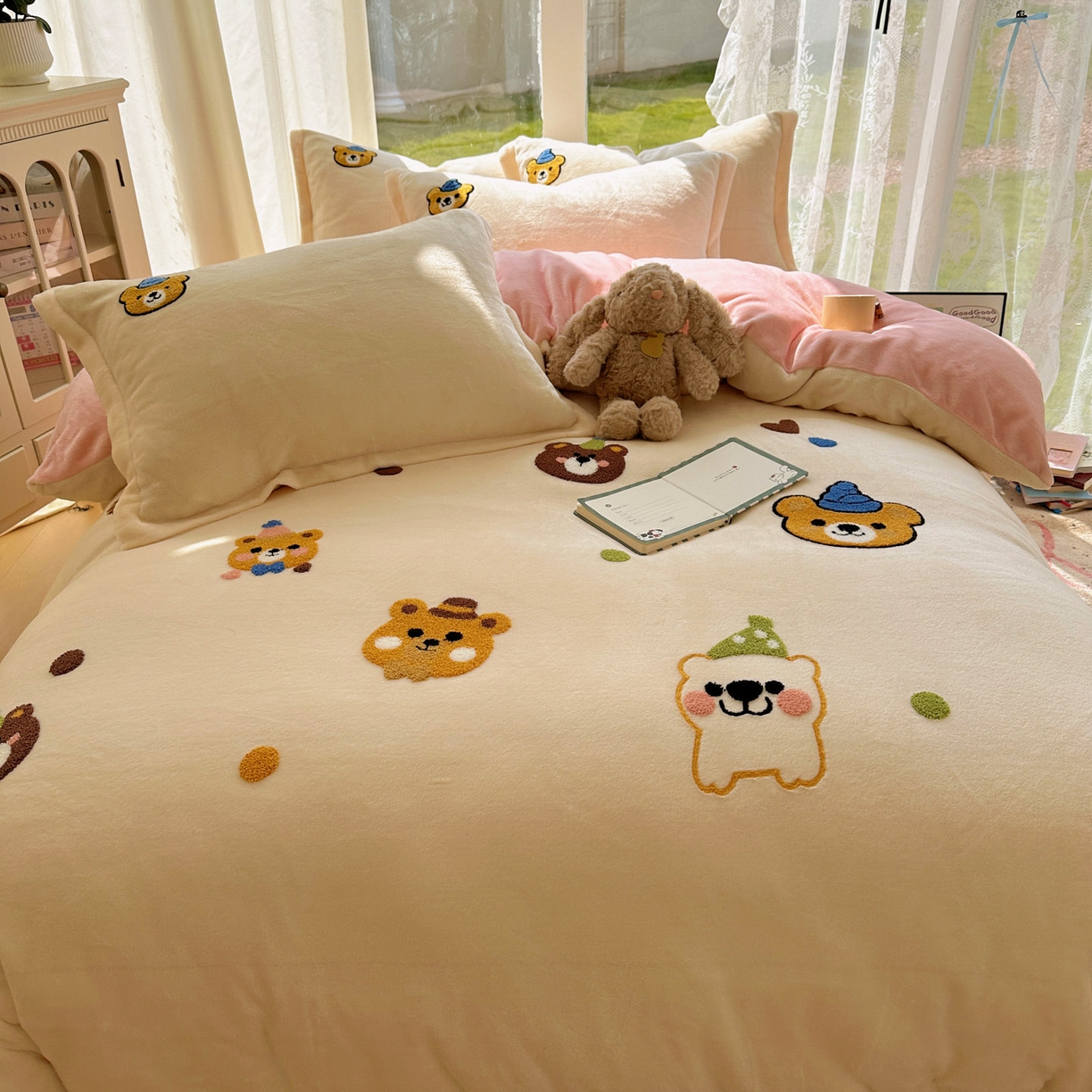 91家纺网 家纺一手货源 找家纺 梵克保罗 2025新款A类牛奶绒毛巾绣四件套（包含买家秀） 趣味熊-奶白+粉