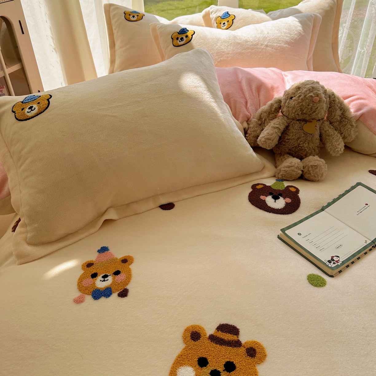 91家纺网 家纺一手货源 找家纺 梵克保罗 2025新款A类牛奶绒毛巾绣四件套（包含买家秀） 趣味熊-奶白+粉