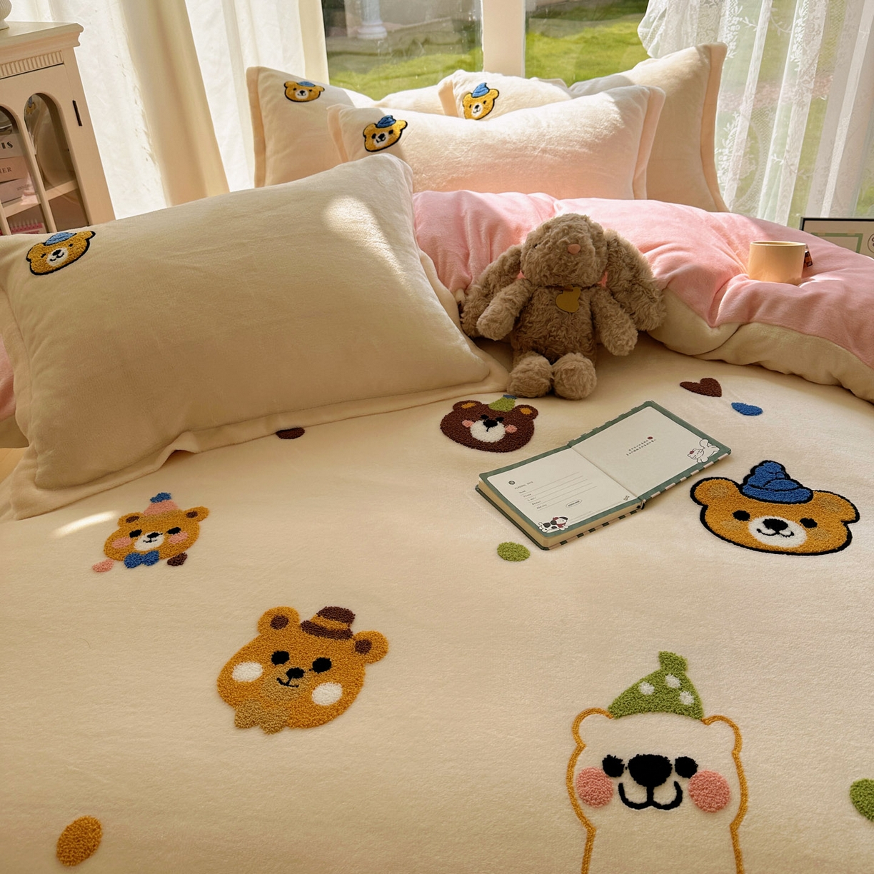 91家纺网 家纺一手货源 找家纺 梵克保罗 2025新款A类牛奶绒毛巾绣四件套（包含买家秀） 趣味熊-奶白+粉