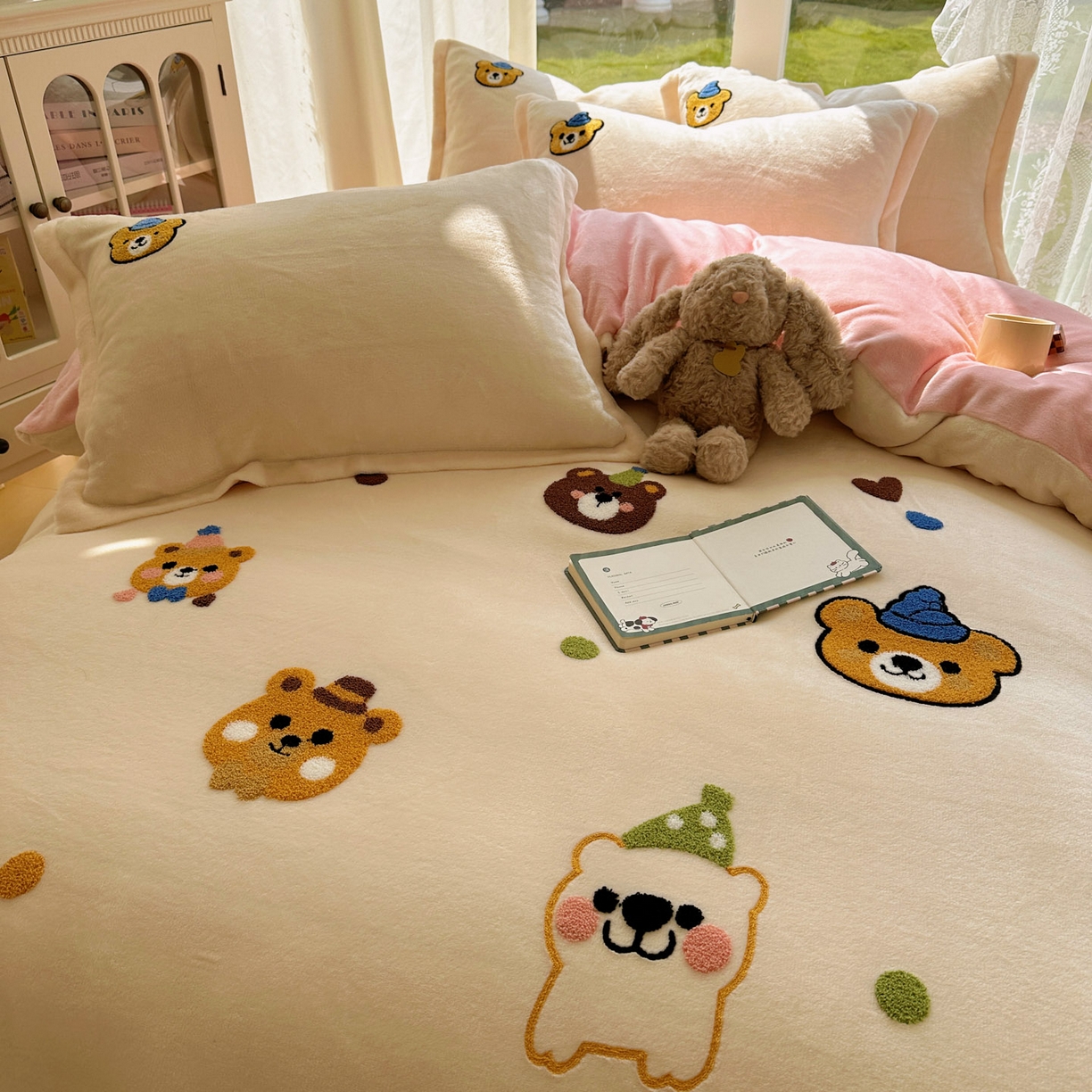 91家纺网 家纺一手货源 找家纺 梵克保罗 2025新款A类牛奶绒毛巾绣四件套（包含买家秀） 趣味熊-奶白+粉