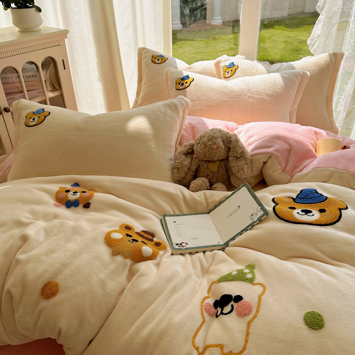 91家纺网 家纺一手货源 找家纺 梵克保罗 2025新款A类牛奶绒毛巾绣四件套（包含买家秀） 趣味熊-奶白+粉