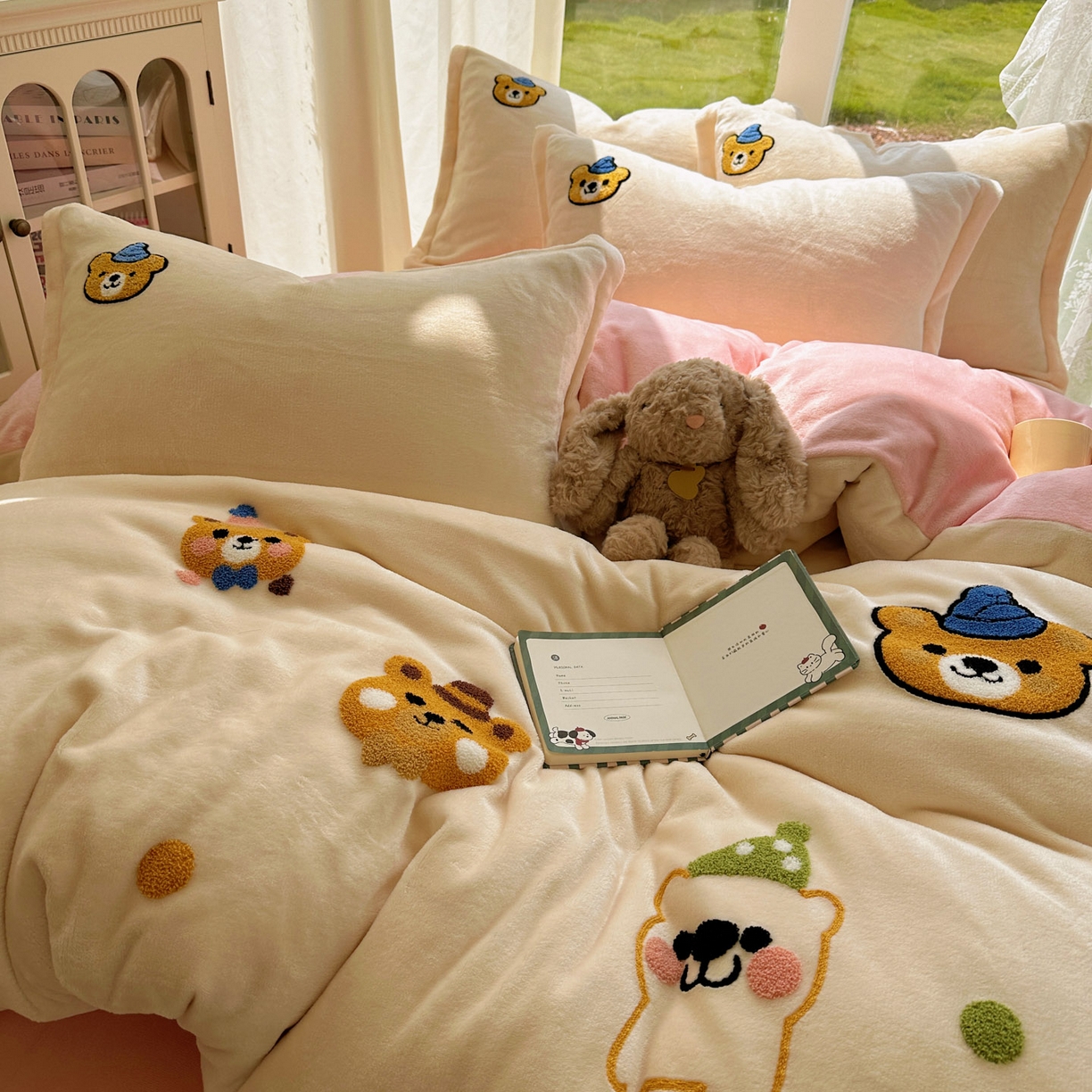 91家纺网 家纺一手货源 找家纺 梵克保罗 2025新款A类牛奶绒毛巾绣四件套（包含买家秀） 趣味熊-奶白+粉