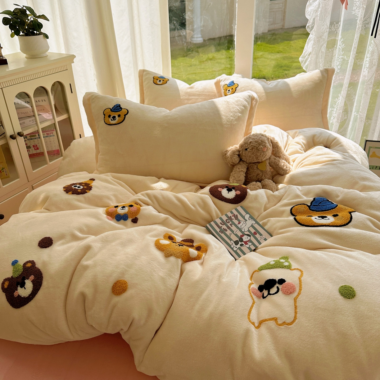 91家纺网 家纺一手货源 找家纺 梵克保罗 2025新款A类牛奶绒毛巾绣四件套（包含买家秀） 趣味熊-奶白+粉