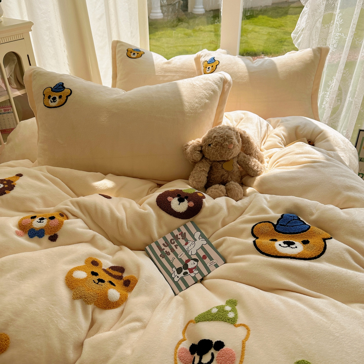 91家纺网 家纺一手货源 找家纺 梵克保罗 2025新款A类牛奶绒毛巾绣四件套（包含买家秀） 趣味熊-奶白+粉