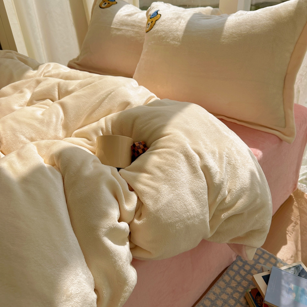 91家纺网 家纺一手货源 找家纺 梵克保罗 2025新款A类牛奶绒毛巾绣四件套（包含买家秀） 趣味熊-奶白+粉