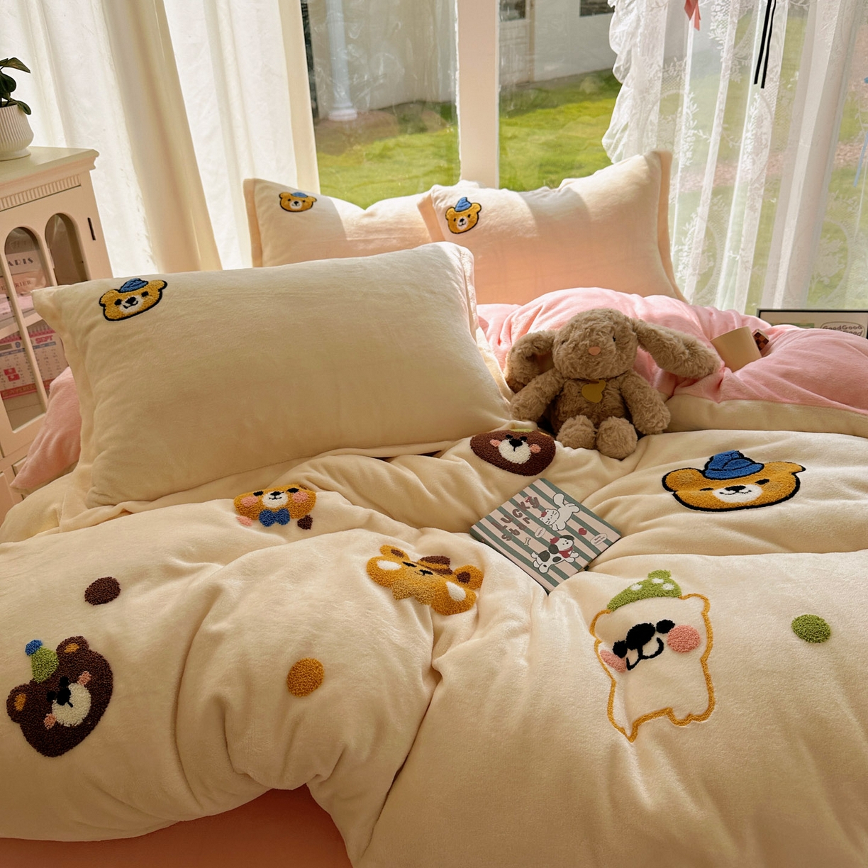 91家纺网 家纺一手货源 找家纺 梵克保罗 2025新款A类牛奶绒毛巾绣四件套（包含买家秀） 趣味熊-奶白+粉