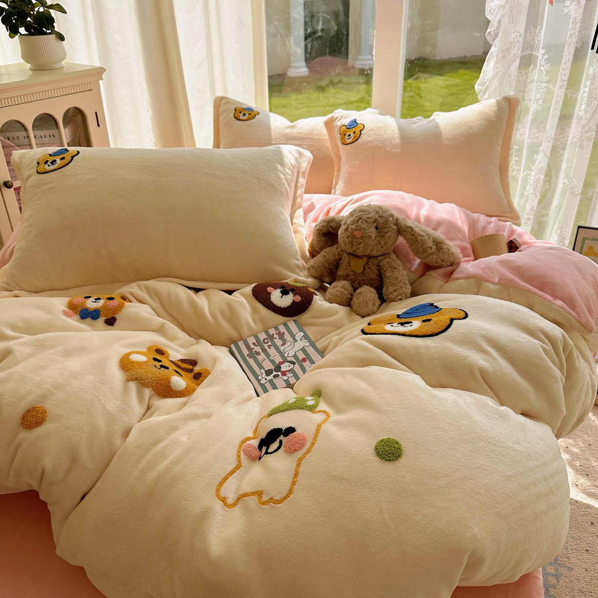 91家纺网 家纺一手货源 找家纺 梵克保罗 2025新款A类牛奶绒毛巾绣四件套（包含买家秀） 趣味熊-奶白+粉