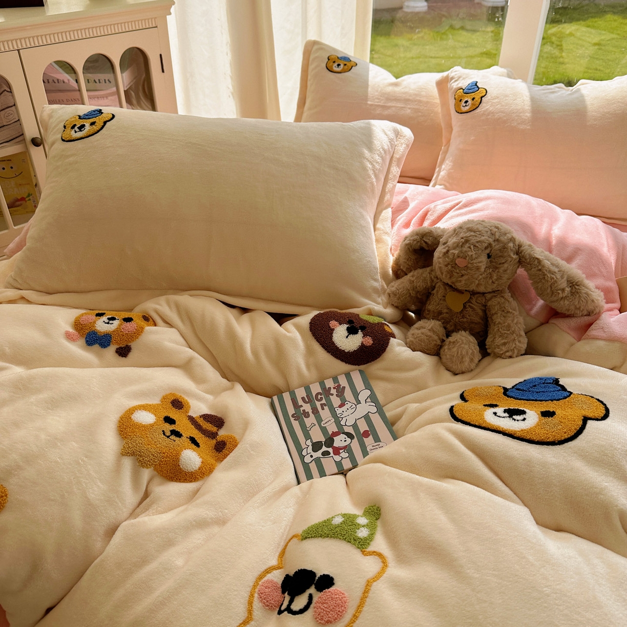 91家纺网 家纺一手货源 找家纺 梵克保罗 2025新款A类牛奶绒毛巾绣四件套（包含买家秀） 趣味熊-奶白+粉