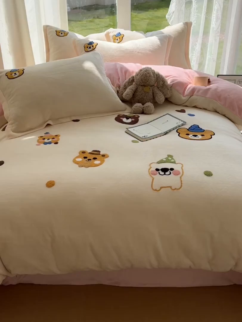 91家纺网 家纺一手货源 找家纺 梵克保罗 2025新款A类牛奶绒毛巾绣四件套（包含买家秀） 趣味熊-奶白+粉