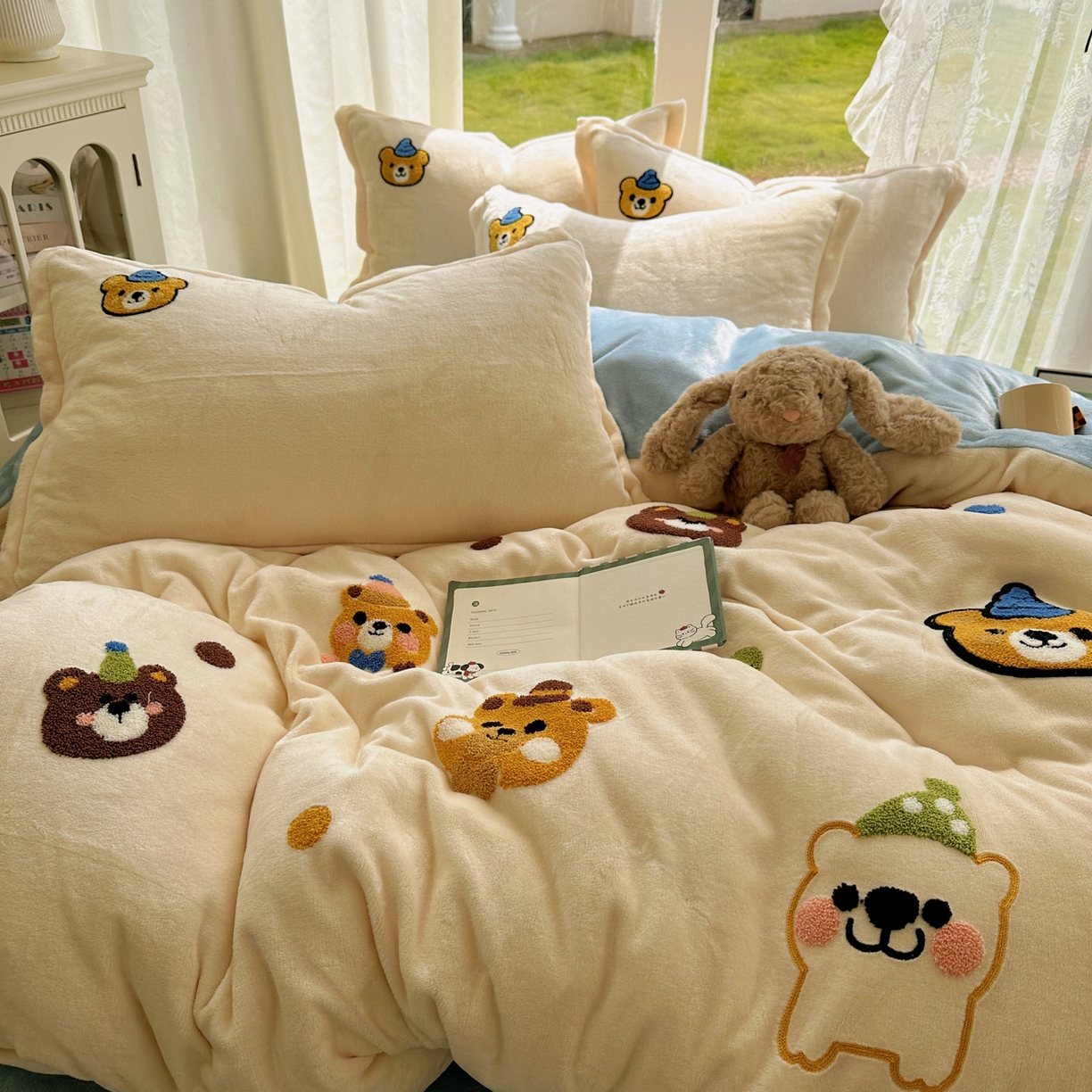 91家纺网 家纺一手货源 找家纺 梵克保罗 2025新款A类牛奶绒毛巾绣四件套（包含买家秀） 趣味熊-奶白+蓝