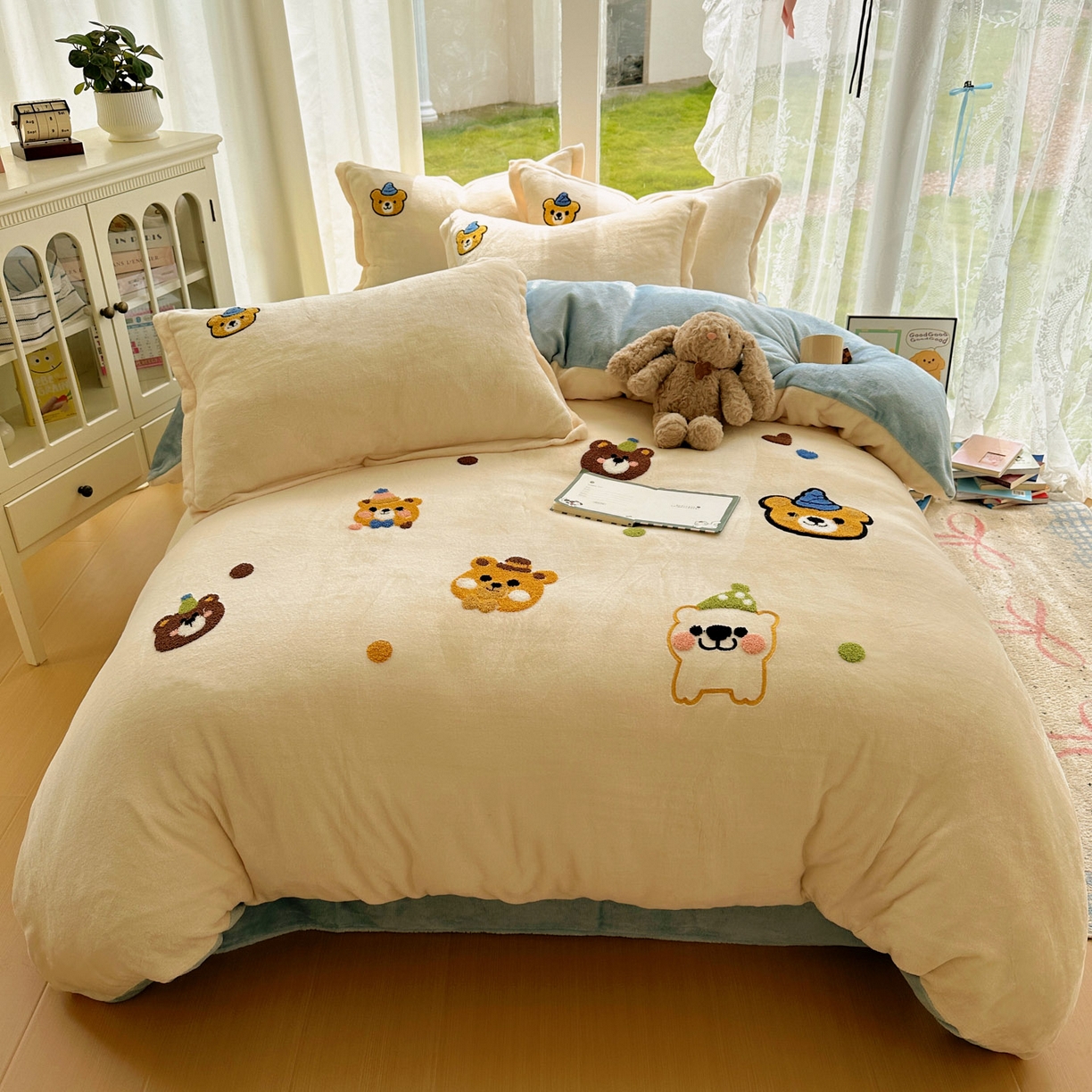 91家纺网 家纺一手货源 找家纺 梵克保罗 2025新款A类牛奶绒毛巾绣四件套（包含买家秀） 趣味熊-奶白+蓝