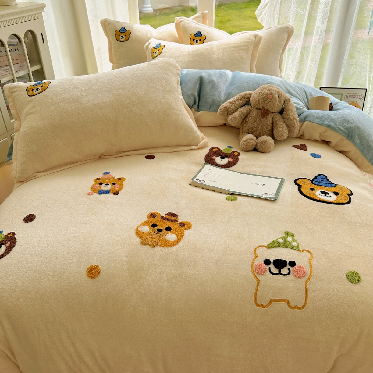 91家纺网 家纺一手货源 找家纺 梵克保罗 2025新款A类牛奶绒毛巾绣四件套（包含买家秀） 趣味熊-奶白+蓝