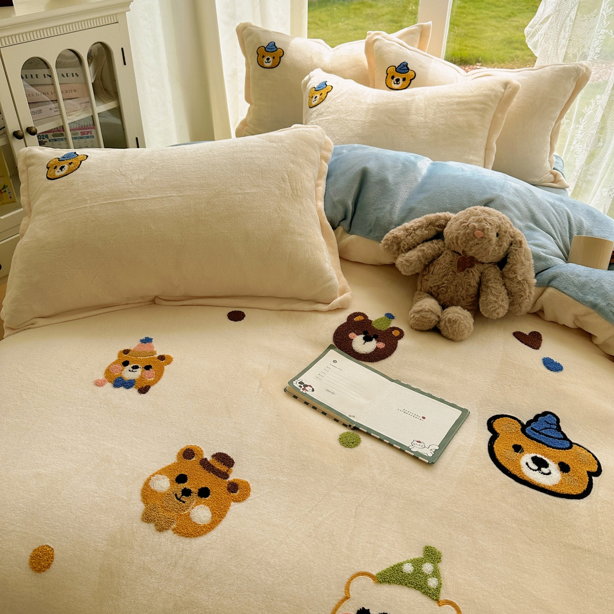 91家纺网 家纺一手货源 找家纺 梵克保罗 2025新款A类牛奶绒毛巾绣四件套（包含买家秀） 趣味熊-奶白+蓝