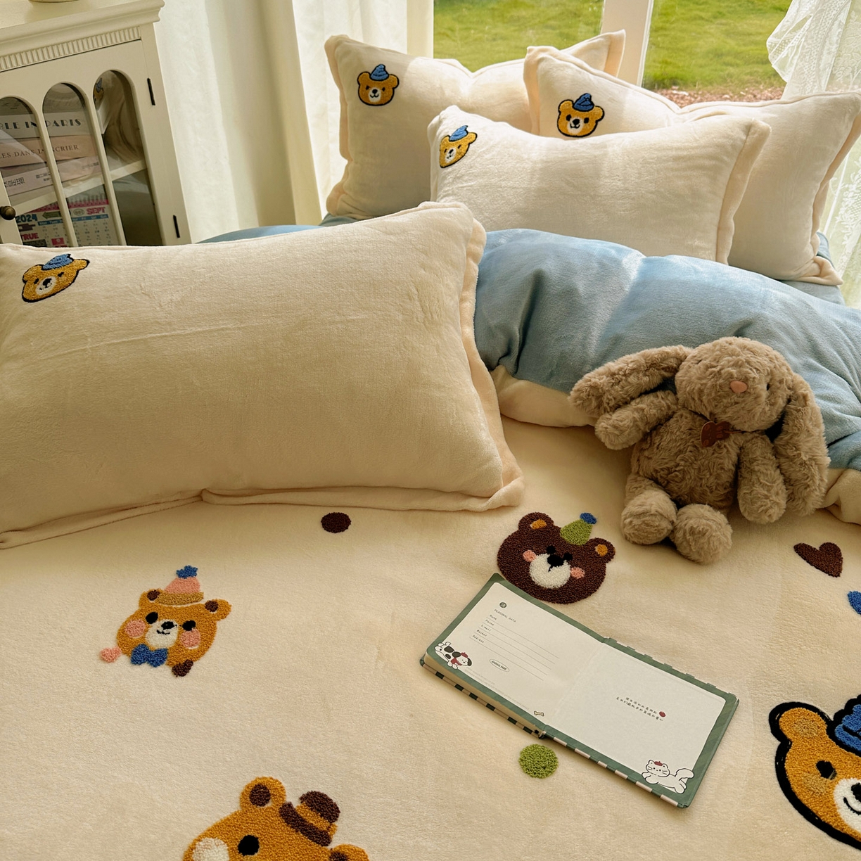 91家纺网 家纺一手货源 找家纺 梵克保罗 2025新款A类牛奶绒毛巾绣四件套（包含买家秀） 趣味熊-奶白+蓝