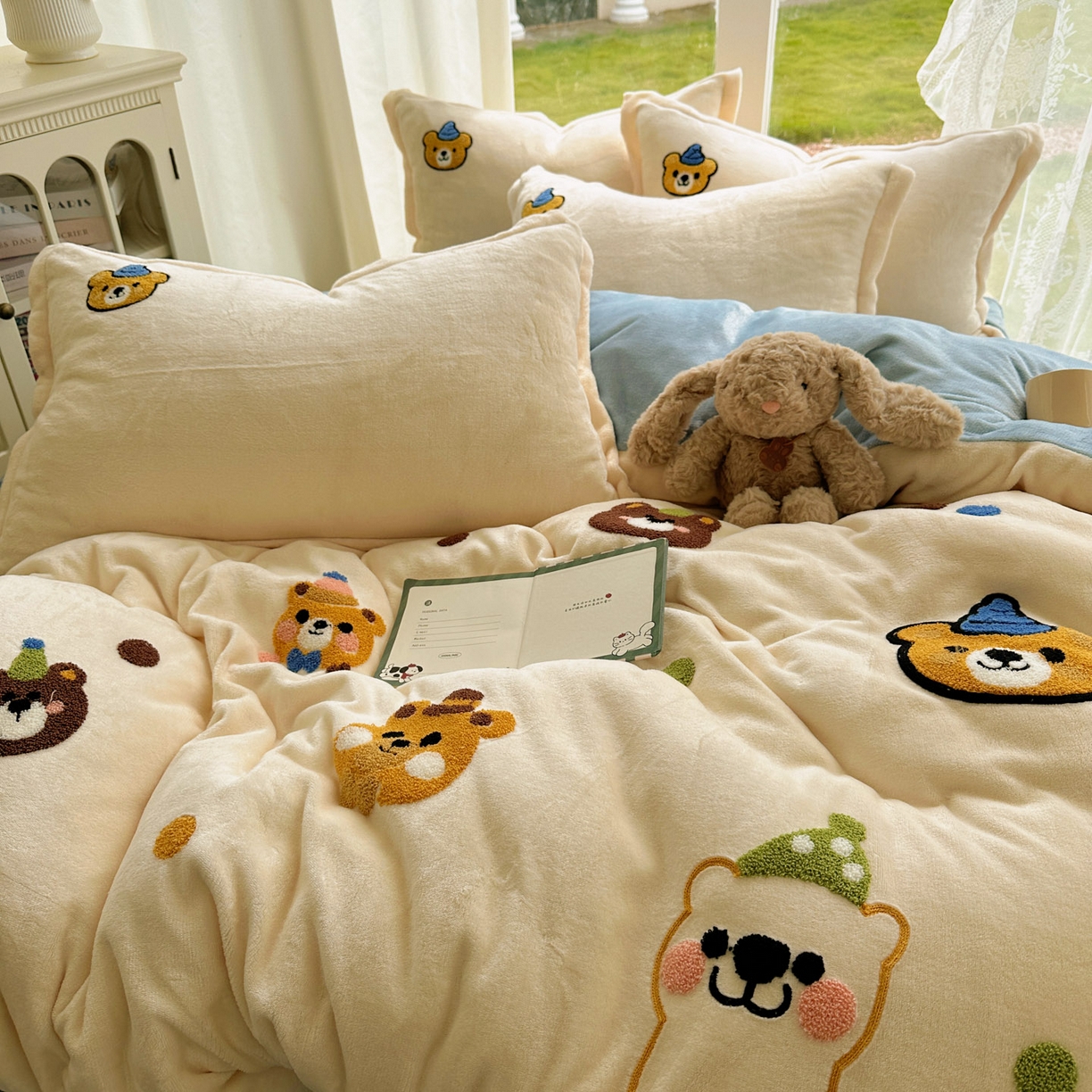 91家纺网 家纺一手货源 找家纺 梵克保罗 2025新款A类牛奶绒毛巾绣四件套（包含买家秀） 趣味熊-奶白+蓝