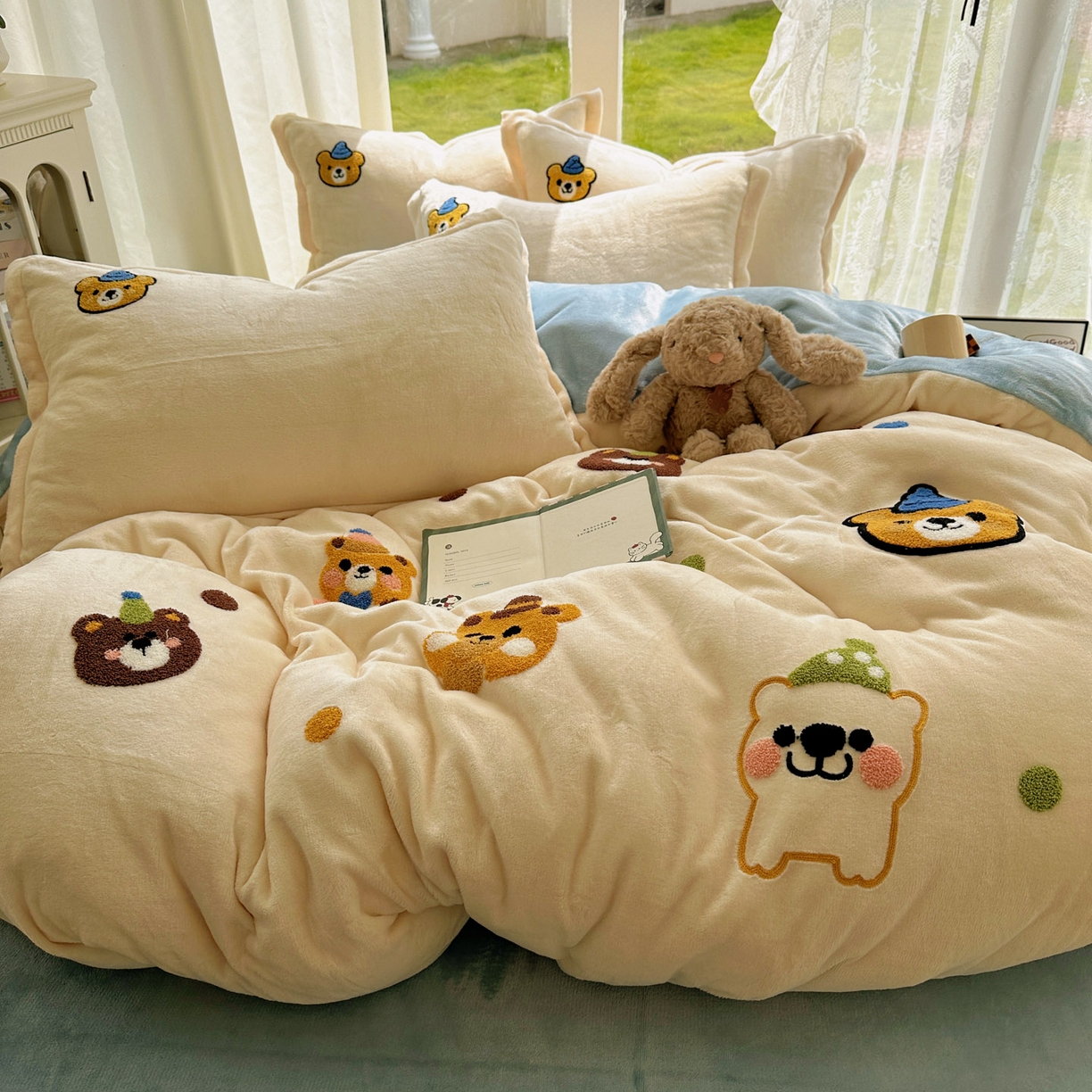 91家纺网 家纺一手货源 找家纺 梵克保罗 2025新款A类牛奶绒毛巾绣四件套（包含买家秀） 趣味熊-奶白+蓝