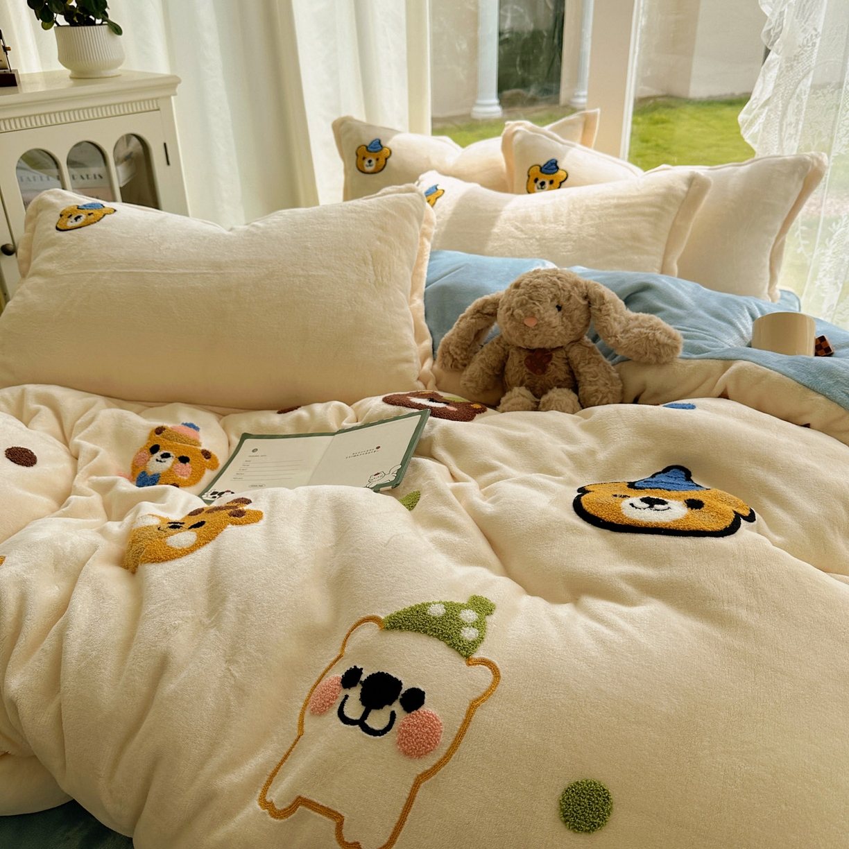 91家纺网 家纺一手货源 找家纺 梵克保罗 2025新款A类牛奶绒毛巾绣四件套（包含买家秀） 趣味熊-奶白+蓝