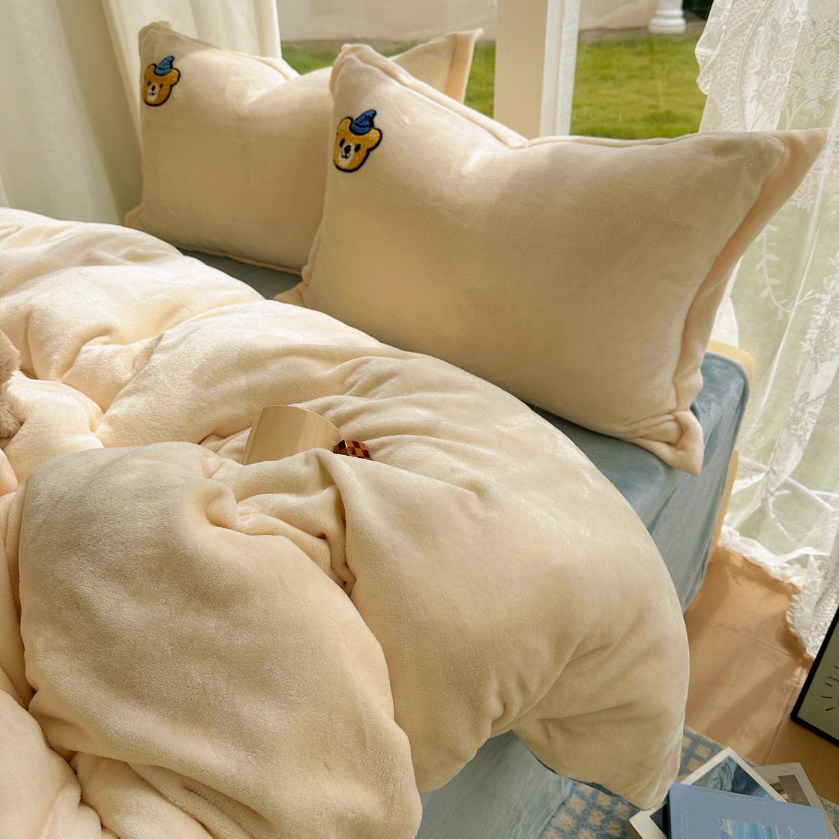 91家纺网 家纺一手货源 找家纺 梵克保罗 2025新款A类牛奶绒毛巾绣四件套（包含买家秀） 趣味熊-奶白+蓝