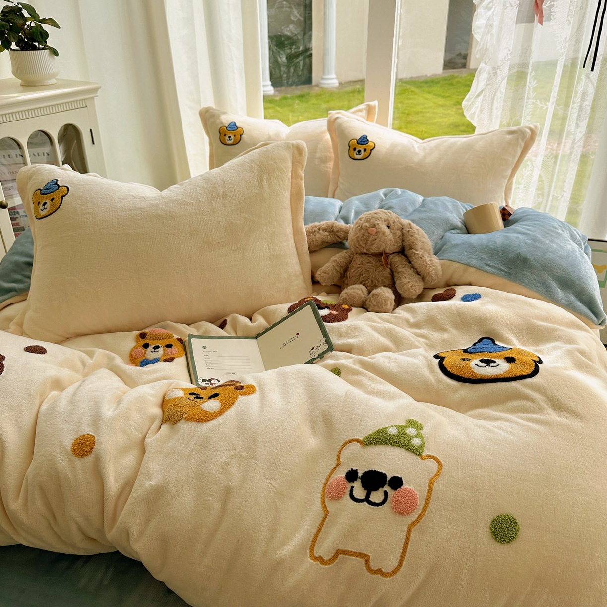 91家纺网 家纺一手货源 找家纺 梵克保罗 2025新款A类牛奶绒毛巾绣四件套（包含买家秀） 趣味熊-奶白+蓝