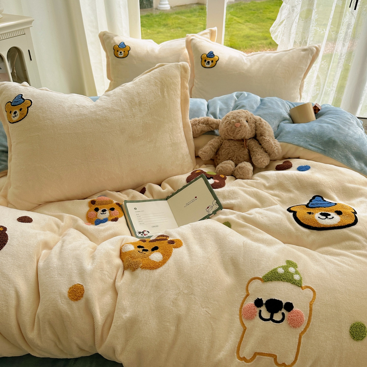 91家纺网 家纺一手货源 找家纺 梵克保罗 2025新款A类牛奶绒毛巾绣四件套（包含买家秀） 趣味熊-奶白+蓝