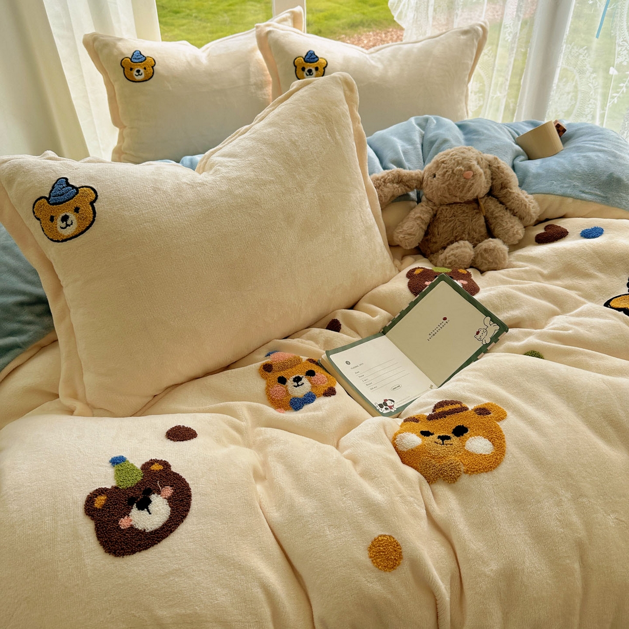 91家纺网 家纺一手货源 找家纺 梵克保罗 2025新款A类牛奶绒毛巾绣四件套（包含买家秀） 趣味熊-奶白+蓝