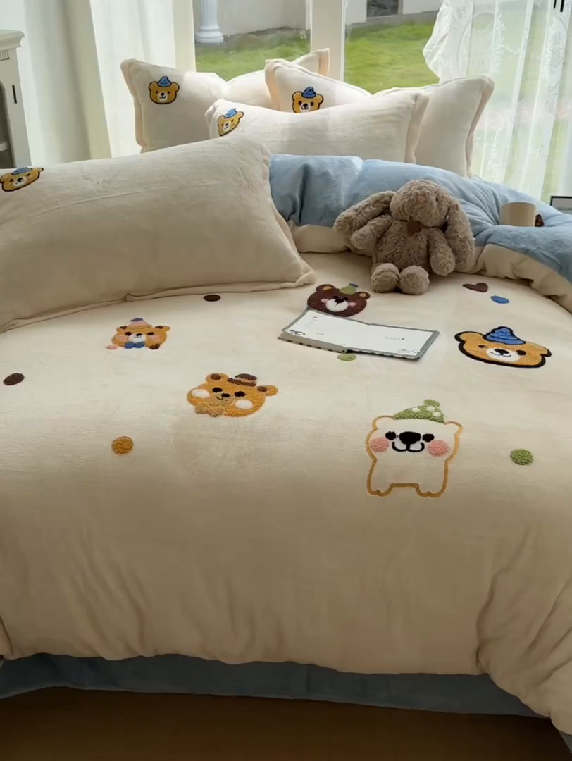 91家纺网 家纺一手货源 找家纺 梵克保罗 2025新款A类牛奶绒毛巾绣四件套（包含买家秀） 趣味熊-奶白+蓝