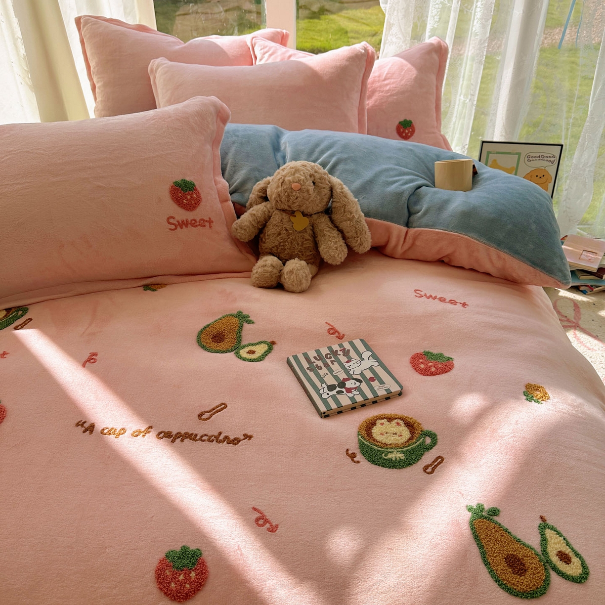 91家纺网 家纺一手货源 找家纺 梵克保罗 2025新款A类牛奶绒毛巾绣四件套（包含买家秀） 水果派粉+蓝