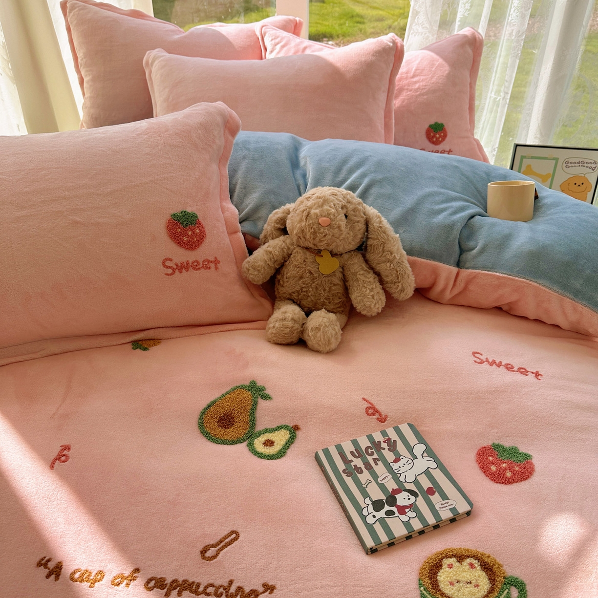 91家纺网 家纺一手货源 找家纺 梵克保罗 2025新款A类牛奶绒毛巾绣四件套（包含买家秀） 水果派粉+蓝