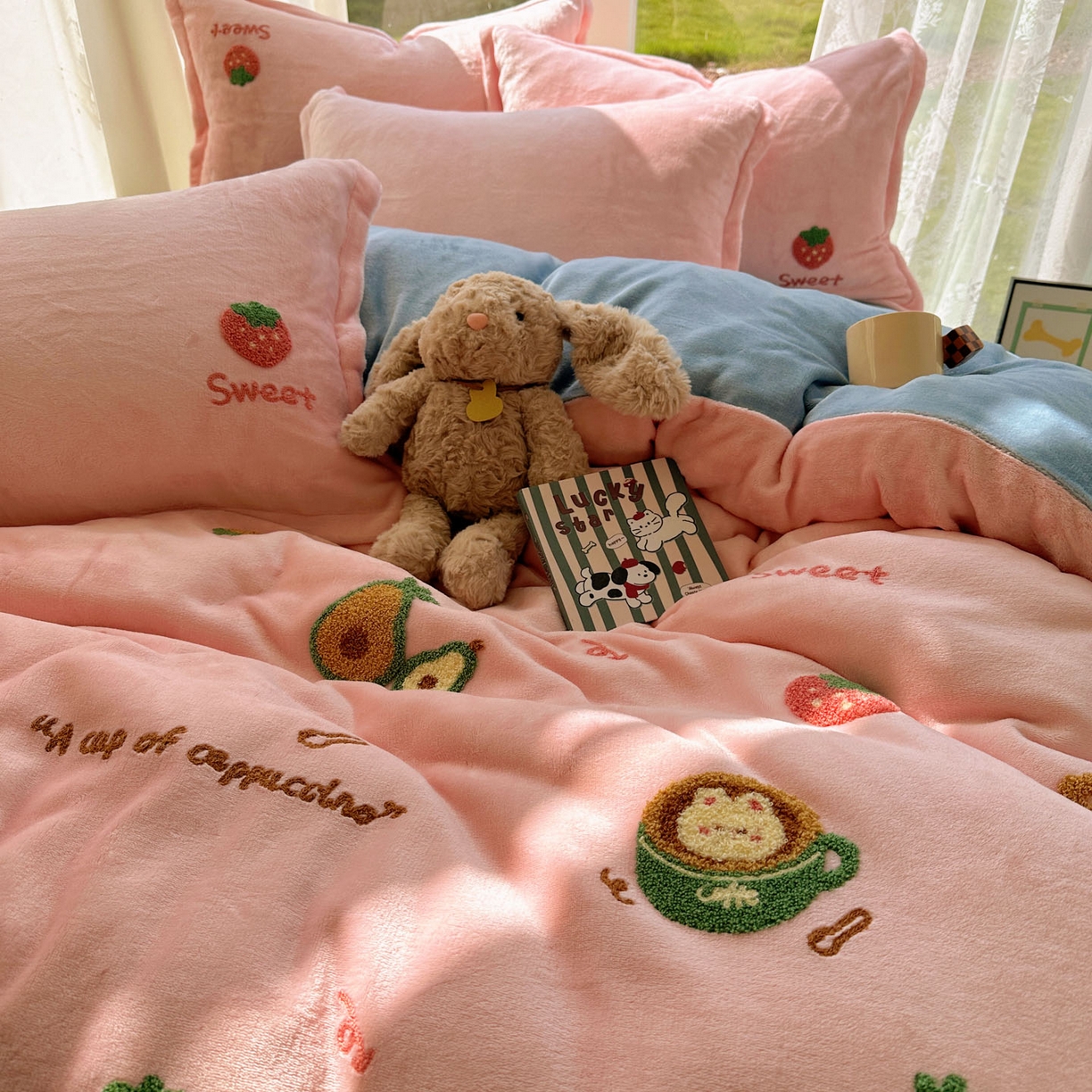 91家纺网 家纺一手货源 找家纺 梵克保罗 2025新款A类牛奶绒毛巾绣四件套（包含买家秀） 水果派粉+蓝