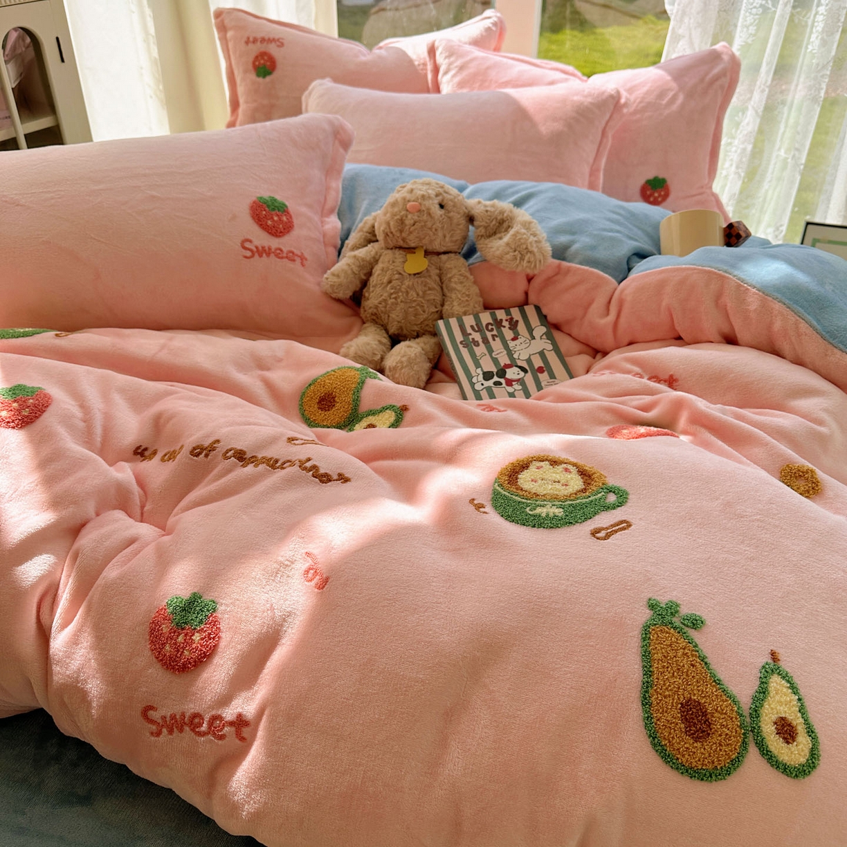 91家纺网 家纺一手货源 找家纺 梵克保罗 2025新款A类牛奶绒毛巾绣四件套（包含买家秀） 水果派粉+蓝