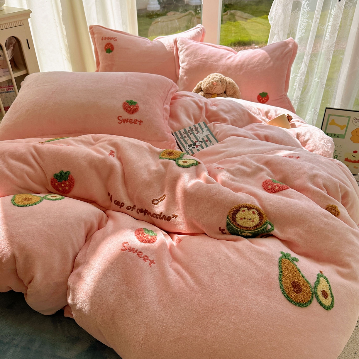 91家纺网 家纺一手货源 找家纺 梵克保罗 2025新款A类牛奶绒毛巾绣四件套（包含买家秀） 水果派粉+蓝