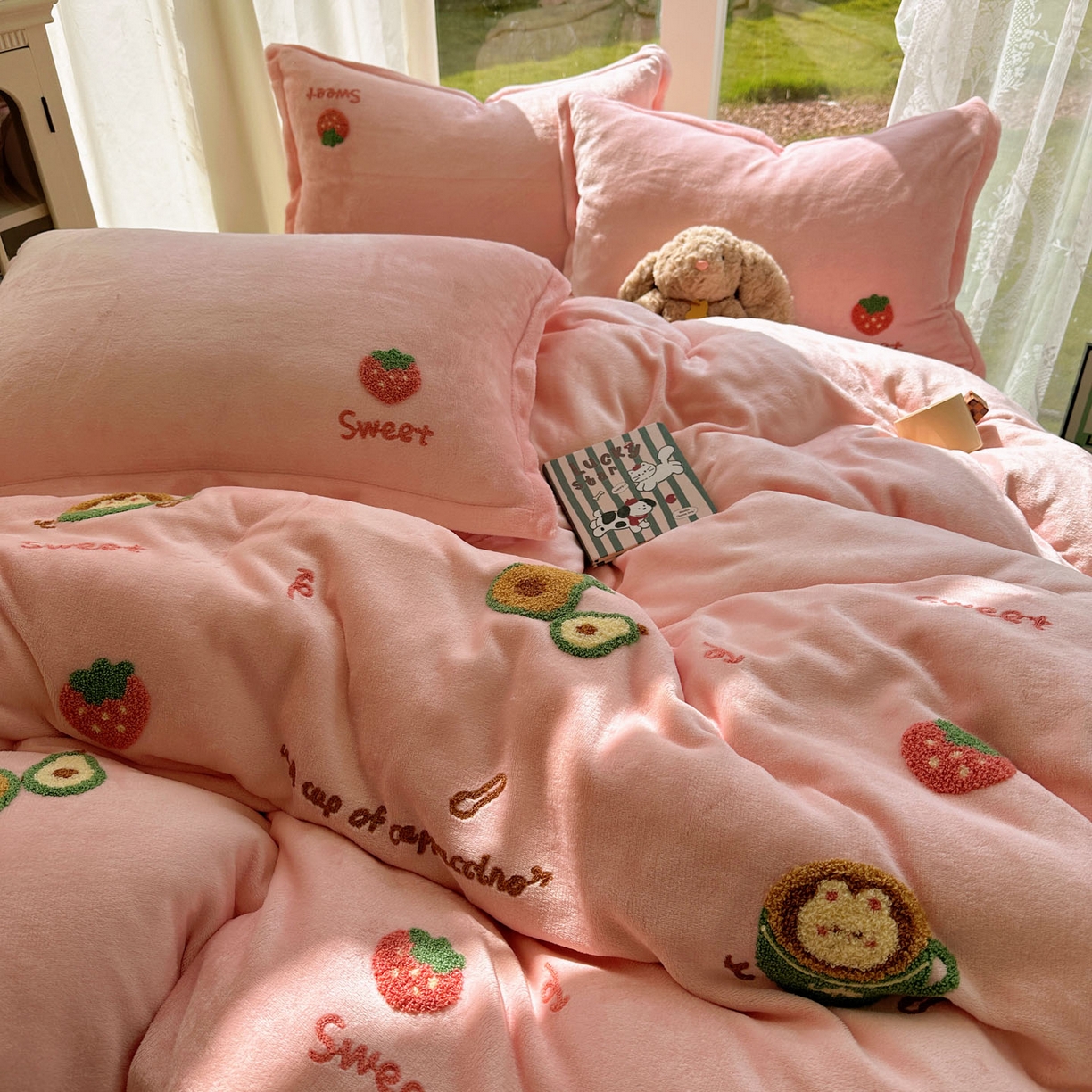 91家纺网 家纺一手货源 找家纺 梵克保罗 2025新款A类牛奶绒毛巾绣四件套（包含买家秀） 水果派粉+蓝